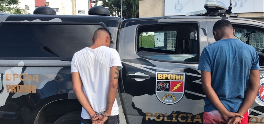 Operação surpresa da PM prende dois acusados de tráfico no Engenho Velho da Federação