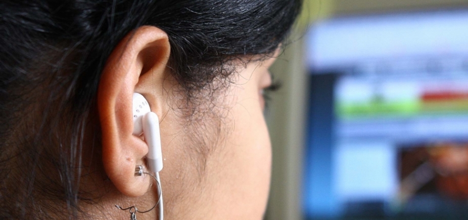 Fones de ouvido podem abrigar até 10 mil bactérias que causam surdez e meningite 