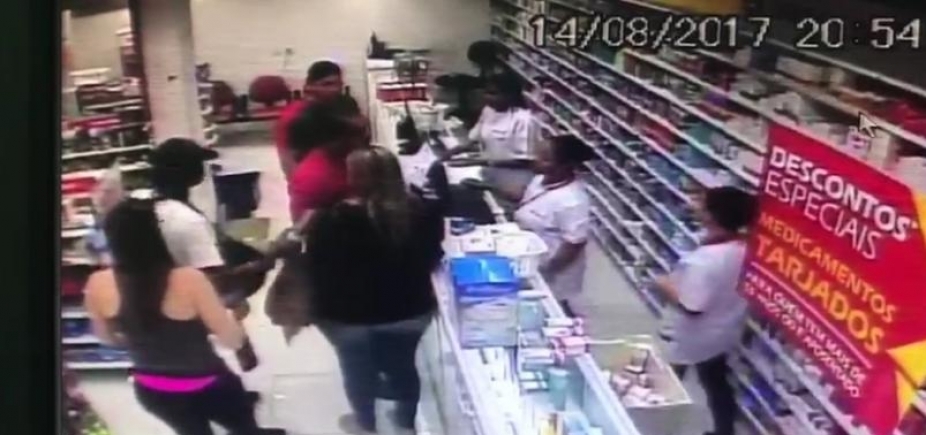 Vídeo mostra suspeitos armados saqueando funcionários e clientes da Drogasil; assista