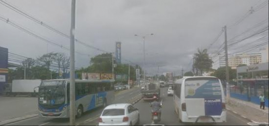 Acidente na Estrada do Coco deixa o trânsito travado em Lauro de Freitas e na Paralela