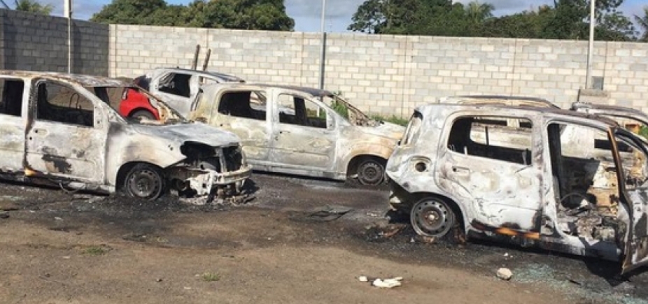 Santo Estêvão: dupla invade garagem da prefeitura e ateia fogo em carros 