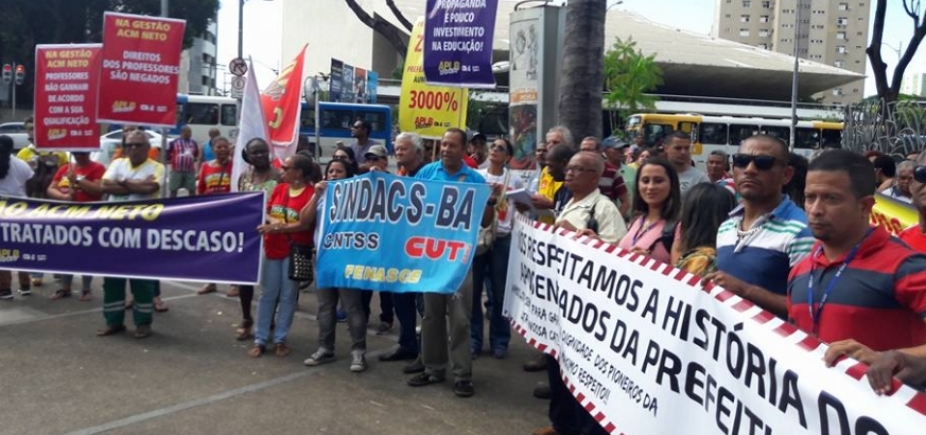 Servidores municipais realizam protesto no Centro de Salvador 