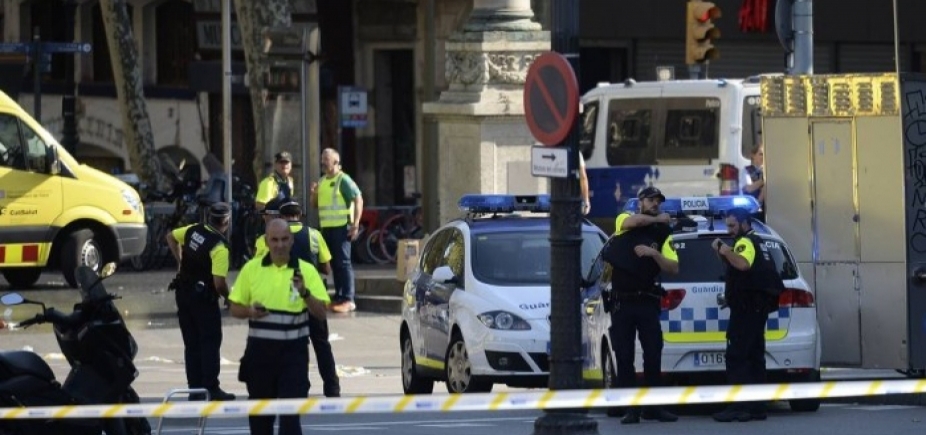 Van atropela pedestres, deixa mortos e dezenas de feridos em Barcelona
