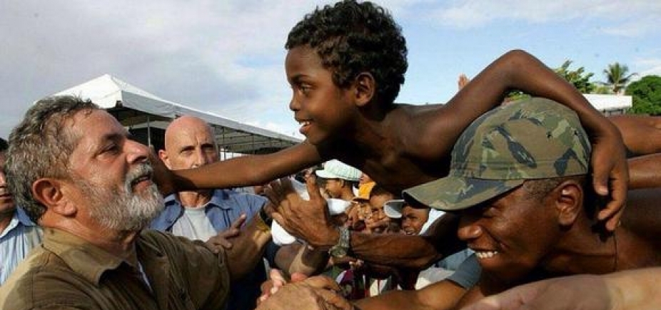 Lula recria foto com menino que marcou sua campanha há 11 anos ...