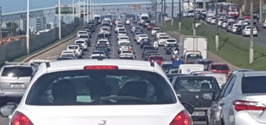 Obras do metrô causam congestionamento na Paralela sentido Lauro de Freitas