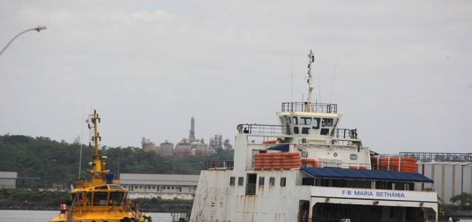 Mulher pula de ferryboat durante travessia entre Salvador e Itaparica