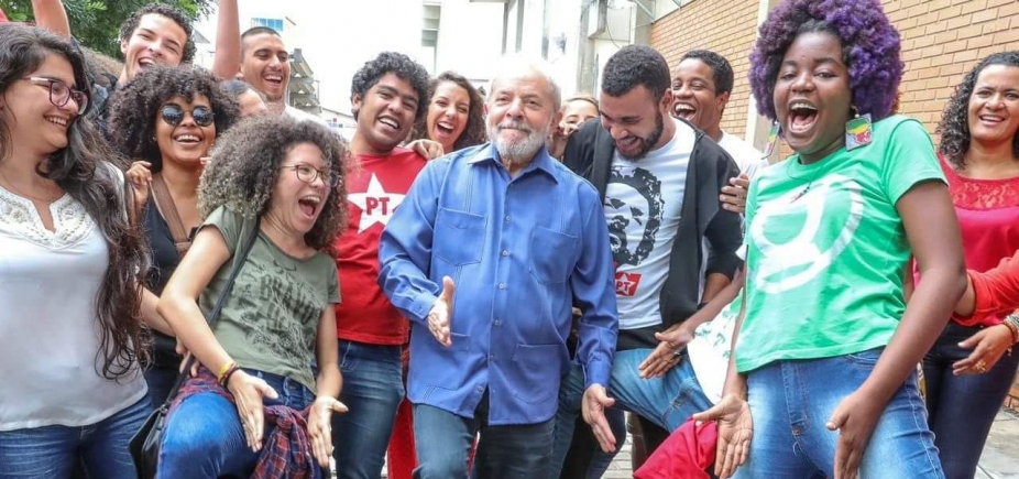 Lula adere à moda e faz "sarrada no ar" com jovens na Bahia 