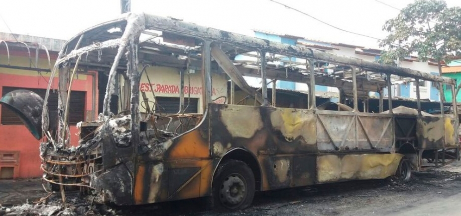 Ônibus de vereador é incendiado em Salvador: "Arrombaram a porta e tocaram fogo"
