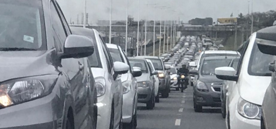Acidente causa congestionamento na BR-324 sentido Feira de Santana