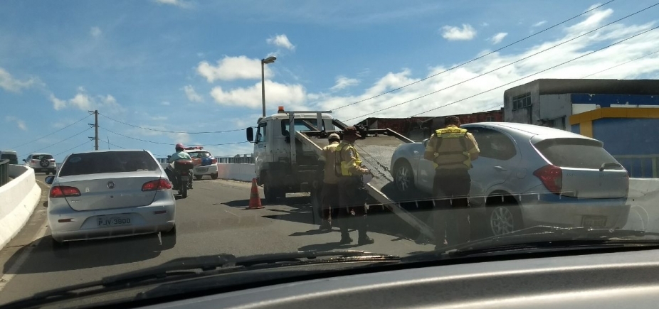 Acidente no viaduto Nelson Dahia causa congestionamento na Paralela