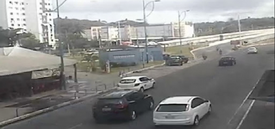 Viaduto do Imbuí é reaberto para veículos após fechamento de cratera 