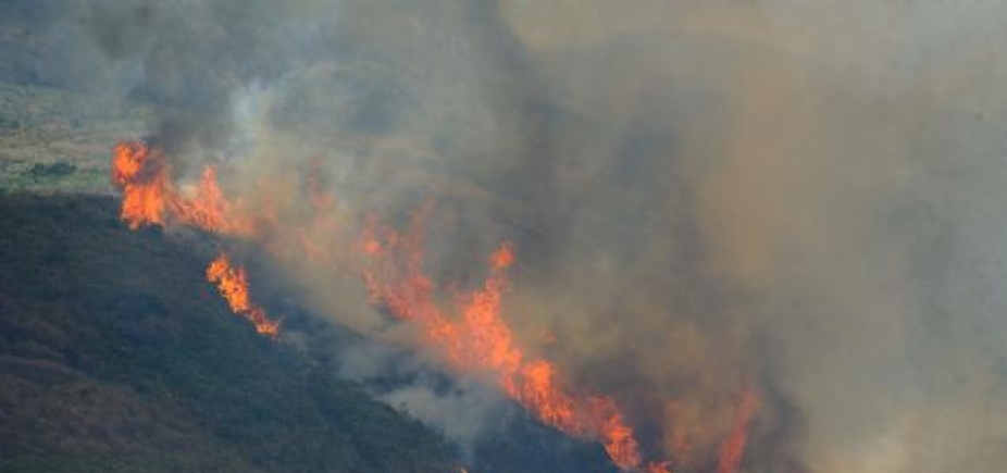 Incêndio atinge área próxima ao aeroporto de Barreiras e fumaça faz avião realizar pouso de segurança