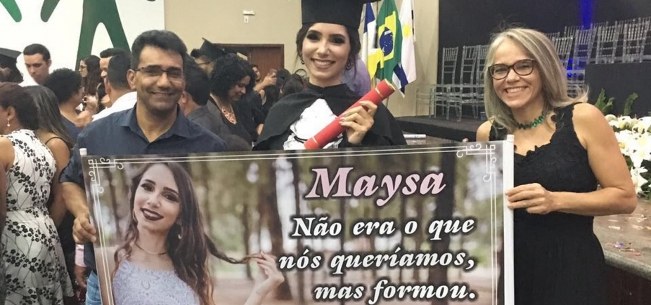 Pais viralizam com faixa sincera na formatura da filha: "Não era o que queríamos, mas formou"
