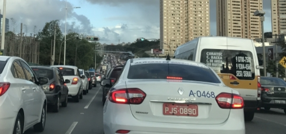 Ônibus quebrado complica trânsito na Avenida Luis Eduardo Magalhães