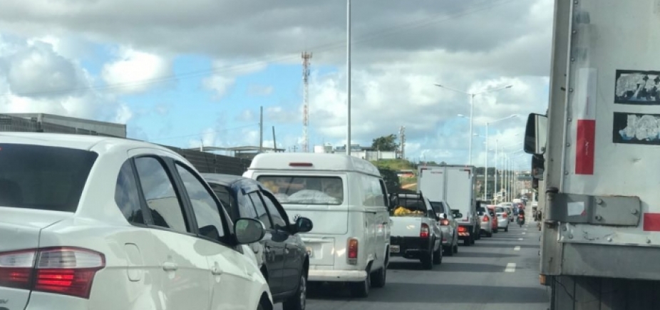 Carreta tomba na BR-324 e causa congestionamento no sentido interior