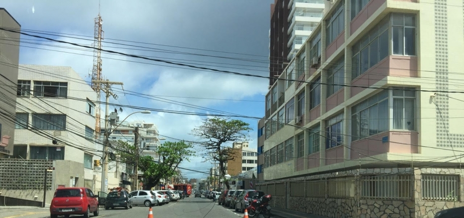 Moradores da Pituba reclamam de fios caídos em ruas e quedas de energia