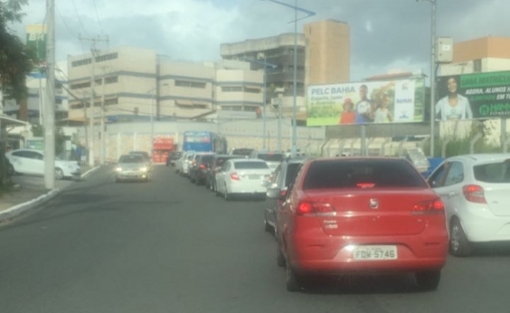 Acidente causa congestionamento na BA-099 sentido Salvador