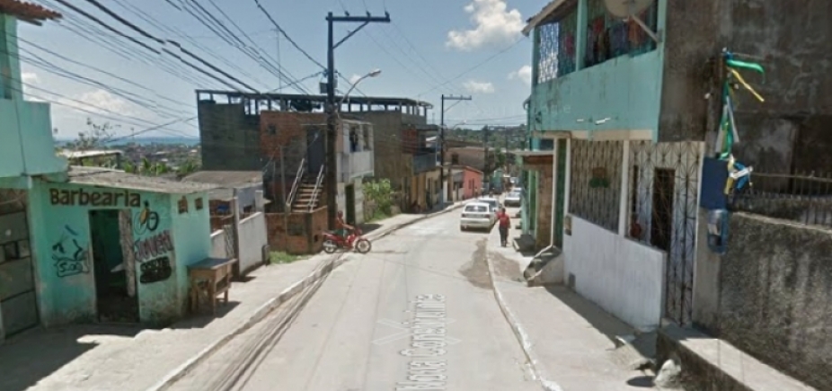 Poste cai e complica trânsito no bairro de Periperi; confira o trânsito