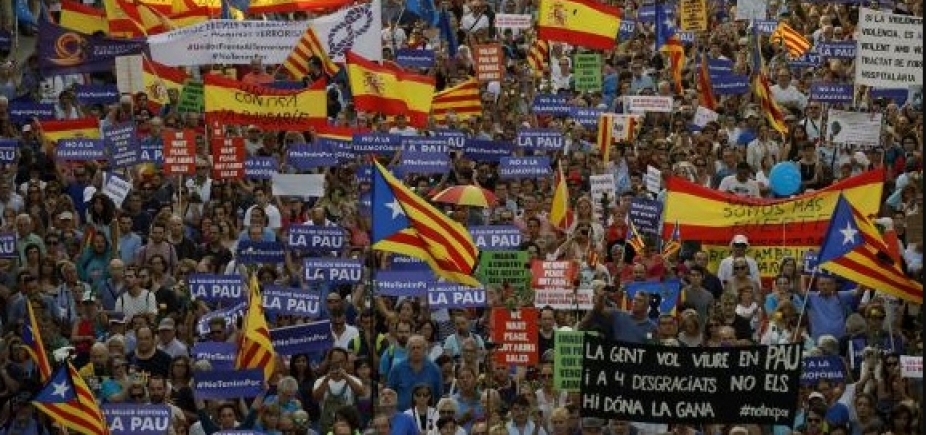 500 mil pessoas realizam passeata contra o terrorismo em Barcelona
