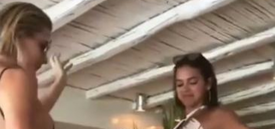 Bruna Marquezine dança em cima da mesa com Fiorella Mattheis na Grécia; vídeo