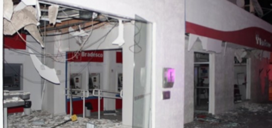 Homens fortemente armados explodem caixas eletrônicos do Bradesco em Monte Santo