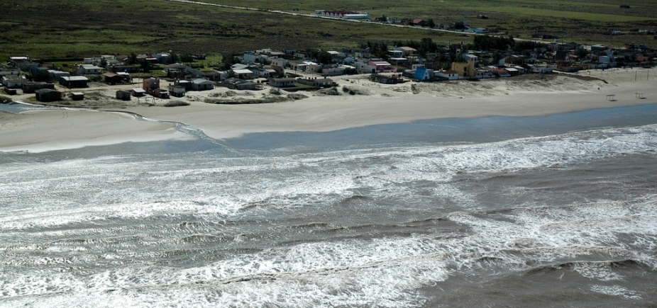 Bahia pode ter ondas de até quatro metros no final de semana, alerta Marinha