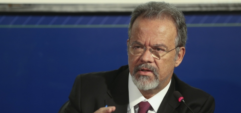 Ministro da Defesa diz que pasta pode fazer mais cortes ainda neste mês