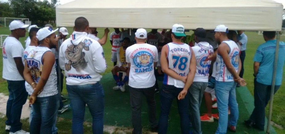 Membros de torcida organizada do Bahia se reúnem com jogadores para fazer cobranças
