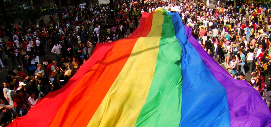 16ª Parada Gay da Bahia lota ruas do Centro de Salvador