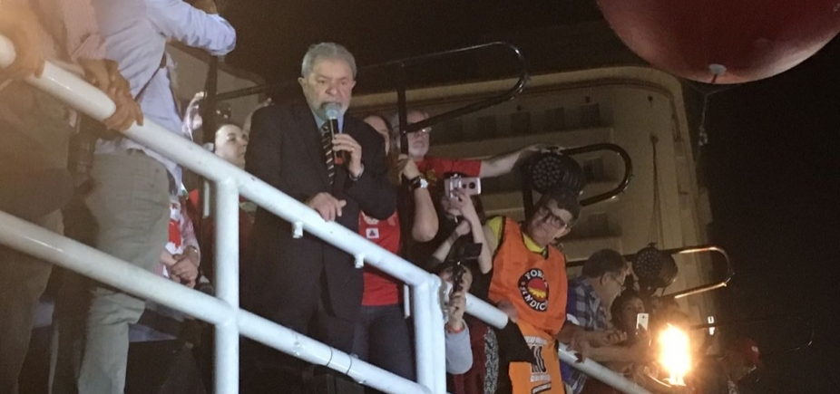 \"Prefiro a morte do que passar para a história como mentiroso\", diz Lula em ato em Curitiba