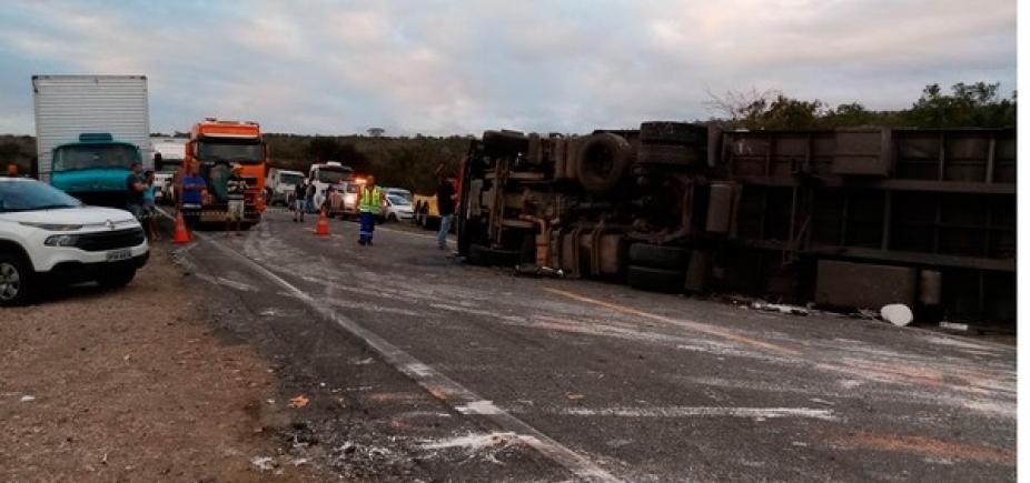 Colisão entre três carretas deixa um morto na BR-116, em Jaguaquara