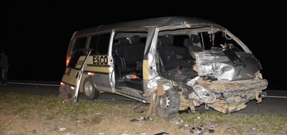 Colisão entre carro e van deixa dois mortos e outros oito feridos na BR-116, em Conquista
