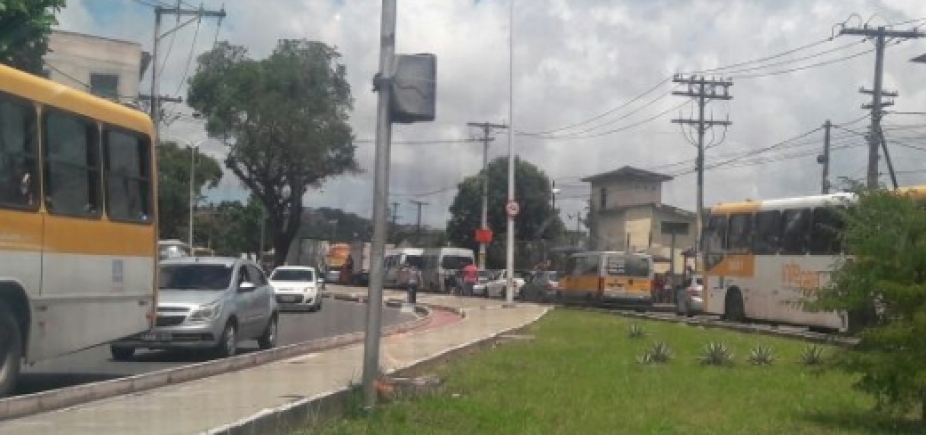 Motoristas enfrentam congestionamento na Suburbana sentido Calçada 