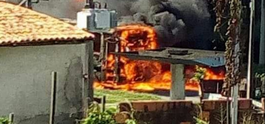 Ônibus é incendiado na Estrada do Derba e polícia desconfia de represália de traficantes