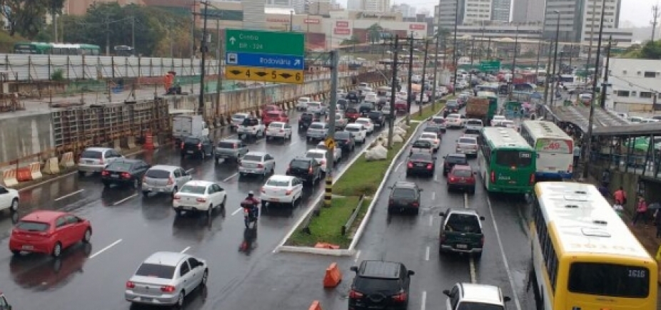 Motoristas do transporte complementar fazem protesto em direção ao Shopping da Bahia