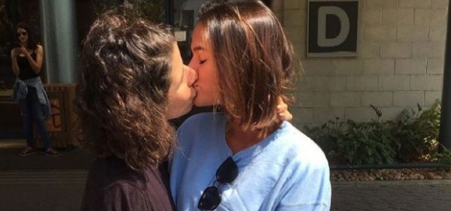 Eita! Em prol de luta LGBT, Bruna Marquezine dá beijão em atriz
