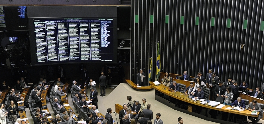 Câmara aprova cláusula de desempenho para 2018 e fim das coligações para 2020