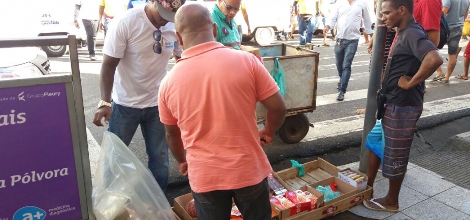 Alimentos vencidos são apreendidos de ambulantes irregulares na Av. Joana Angélica