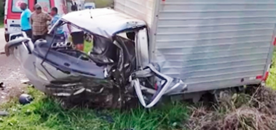 Motorista de caminhão-baú morre em acidente com carro no sul da Bahia