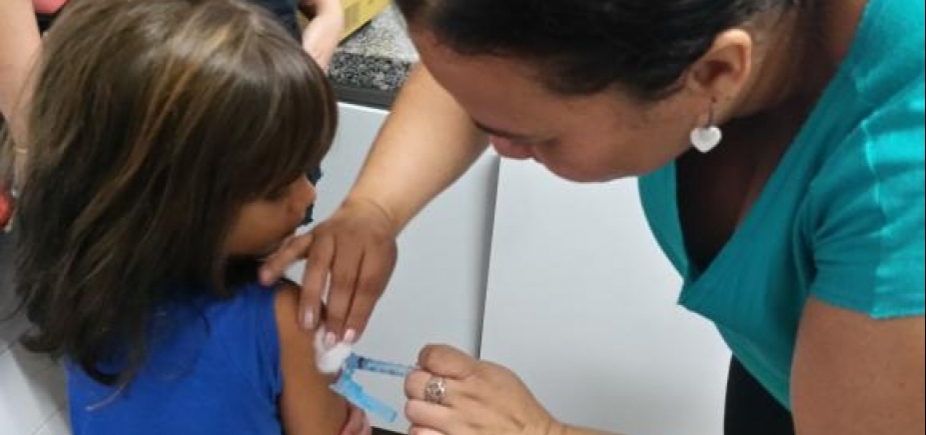 Menores de 15 anos devem atualizar caderneta de vacinação até esta sexta