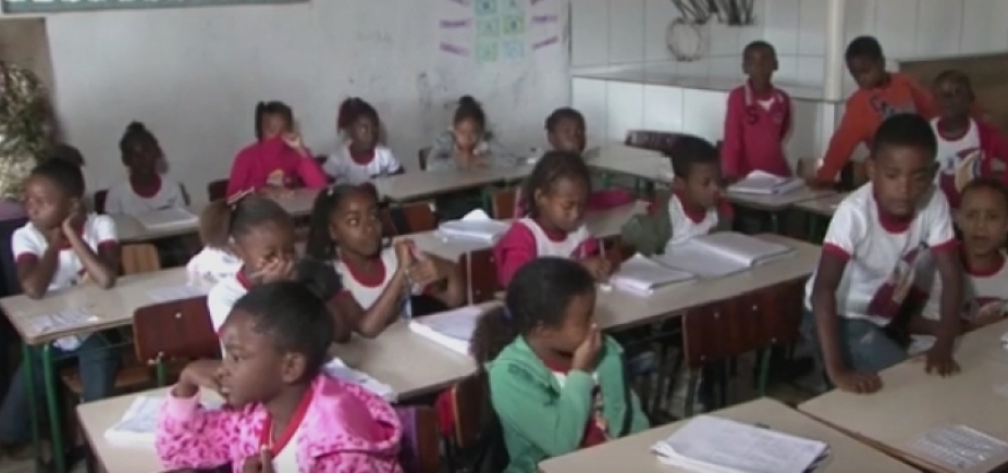 Estudantes têm aulas em sala usada por açougue na zona rural de Antônio Cardoso