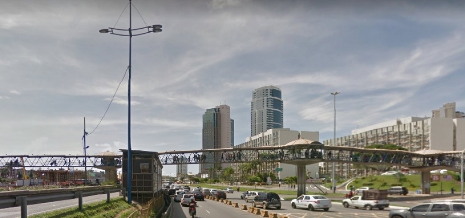 Por conta de implantação de passarela, tráfego sofre alterações na Av. Tancredo Neves na noite deste sábado