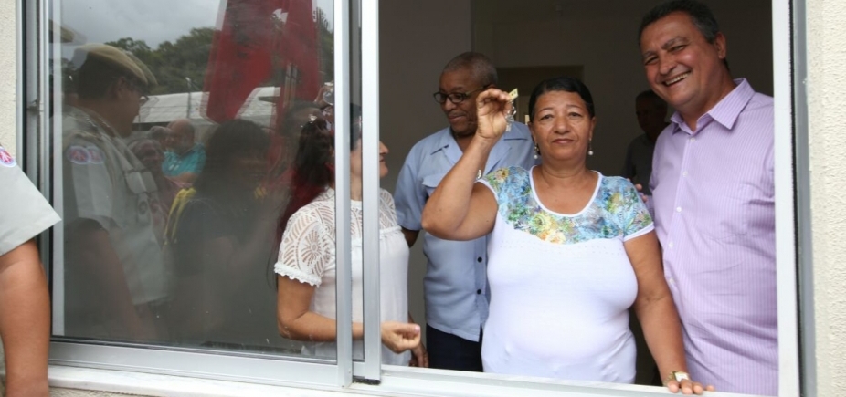 Governo da Bahia entrega moradias a 136 famílias de São Bartolomeu, no Subúrbio de Salvador