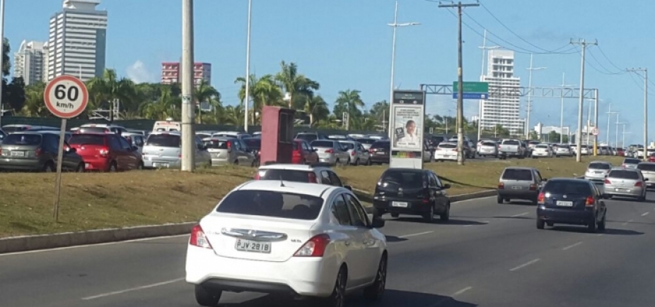 Motorista perde o controle do veículo e carro cai em córrego na Av. Jorge Amado