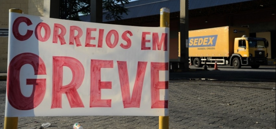 Sindicato dos trabalhadores dos Correios mantém greve e convoca ato para terça-feira