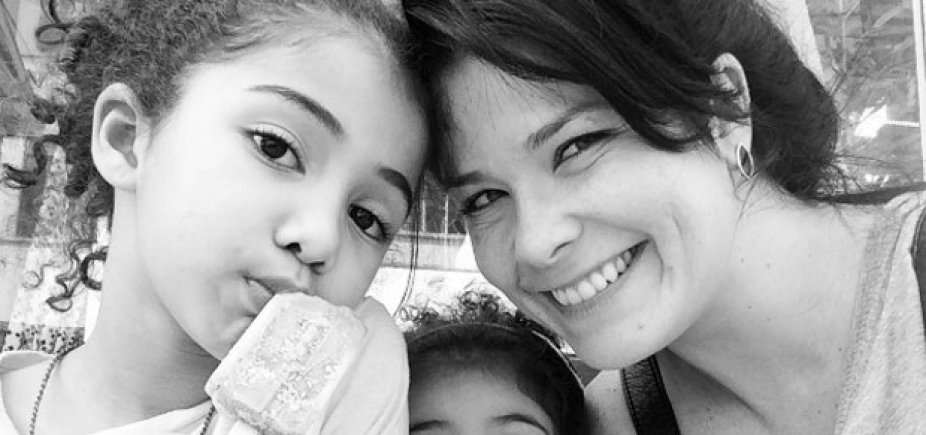 Samara Felippo posta foto dos cachos da filha, internauta critica e atriz rebate; confira