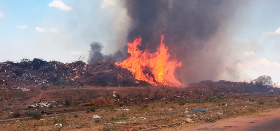 Incêndio atinge lixão em Luís Eduardo Magalhães e fogo demora mais de 7 horas para ser controlado