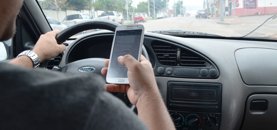 Por uso de celular, 121 motoristas são multados por dia em Salvador 