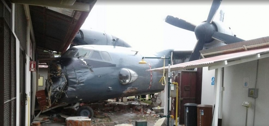 Avião da Marinha com 40 pessoas colide em base policial
