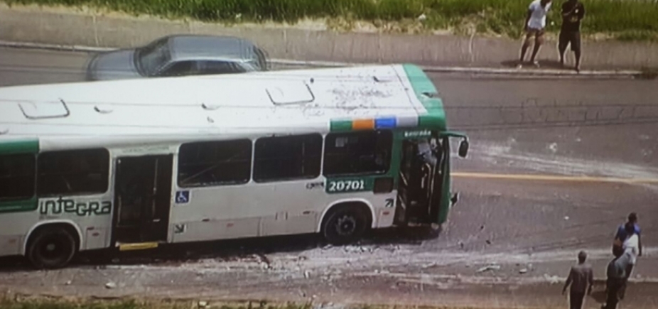 Ônibus bate em poste e deixa ao menos oito feridos em Cajazeiras 
